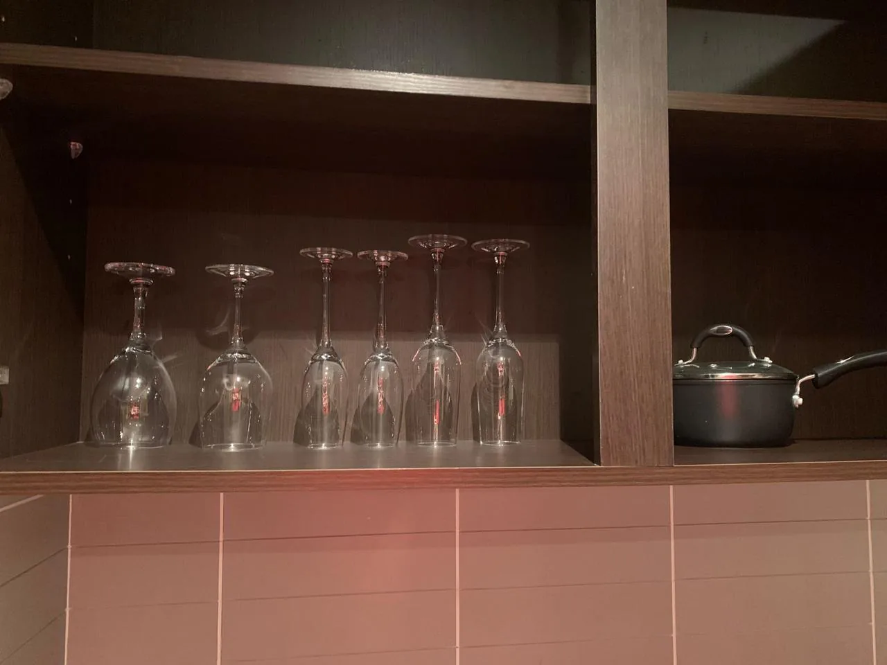 Fitted kitchen cupboard shelving